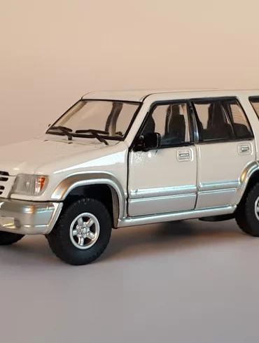 1;64 BM Creations Isuzu Trooper 1