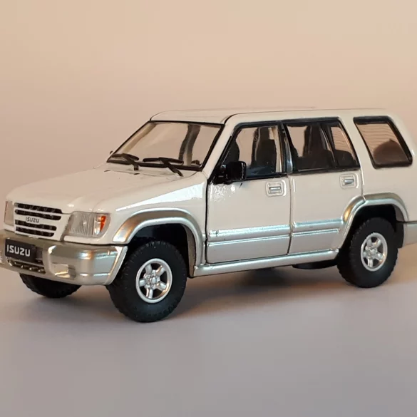 1;64 BM Creations Isuzu Trooper 1