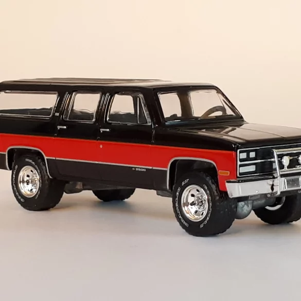 1;64 GreenLight Chevrolet Suburban 1