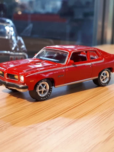 1;64 Johnny Lightning Pontiac Ventura GTO 1