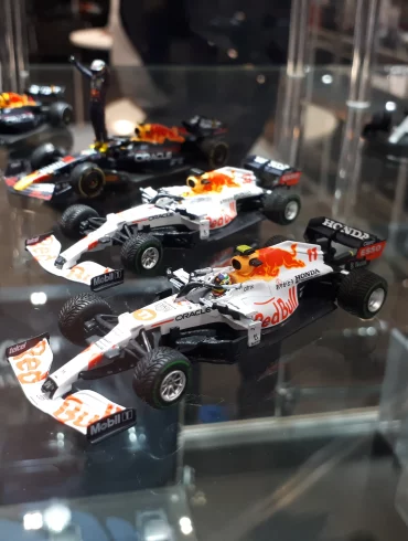 1;64 Mini GT Red Bull Racing RB16