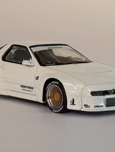 1;64 Tarmac Works Mazda RX7 Pandem 1