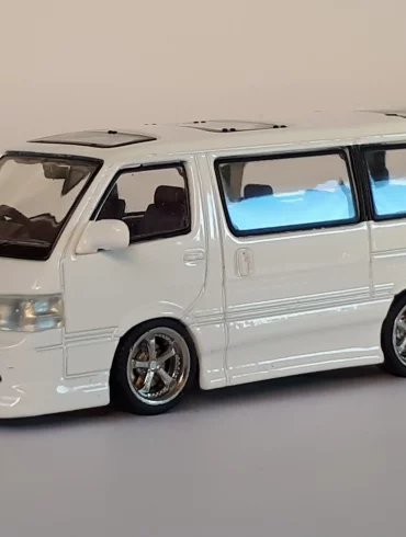 1;64 Tarmac Works Toyota HiAce 1