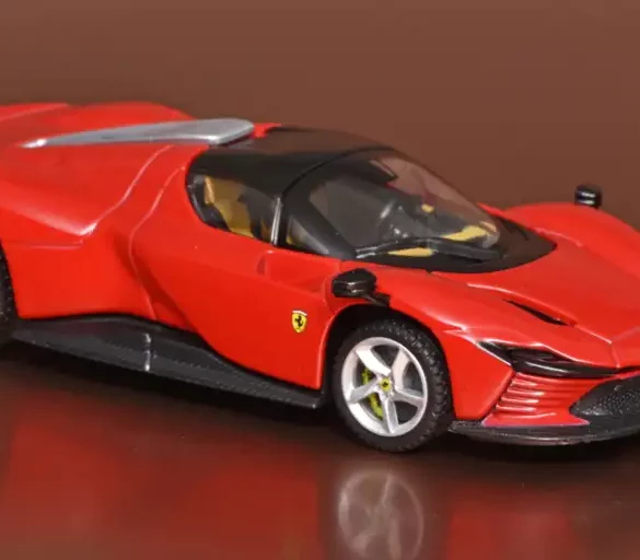 43Bburago Ferrari Daytona SP3 1