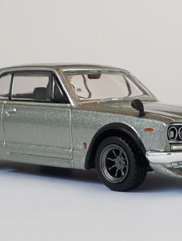 1;64 Tarmac Works Nissan Skyline GT R 1