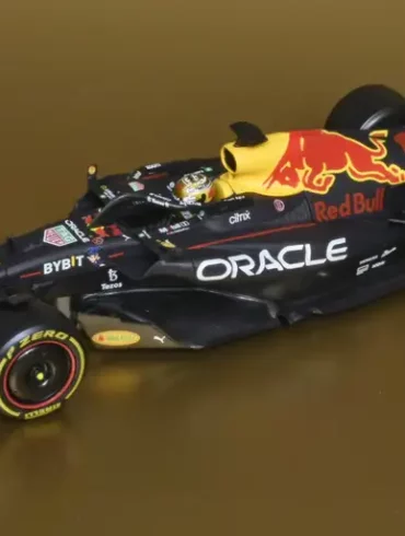 24Bburago Red Bull RB18 2022 Verstappen AbuDahbi 1