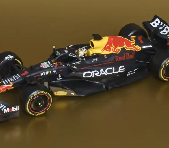 24Bburago Red Bull RB18 2022 Verstappen AbuDahbi 1