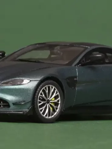 43schuco ProR Aston Martin Vantage 1