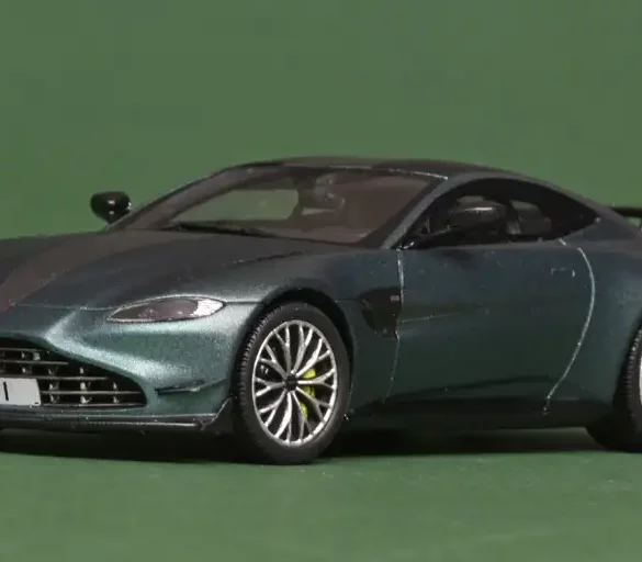 43schuco ProR Aston Martin Vantage 1