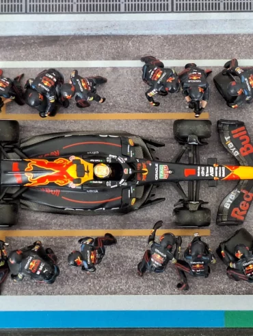 1;64 Mini GT Red Bull Pit Stop Crew 1