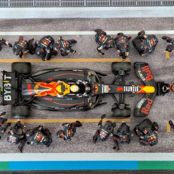 1;64 Mini GT Red Bull Pit Stop Crew 1