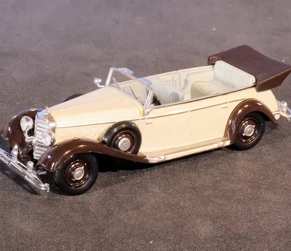 INT.Brekina 87.Mercedes Benz 770K Crème(1)