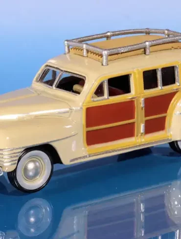 INT.Oxford Diecast 87.Chrysler Town & Country Woody Wagon Crème(1)
