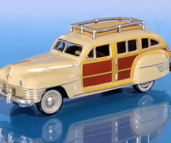 INT.Oxford Diecast 87.Chrysler Town & Country Woody Wagon Crème(1)