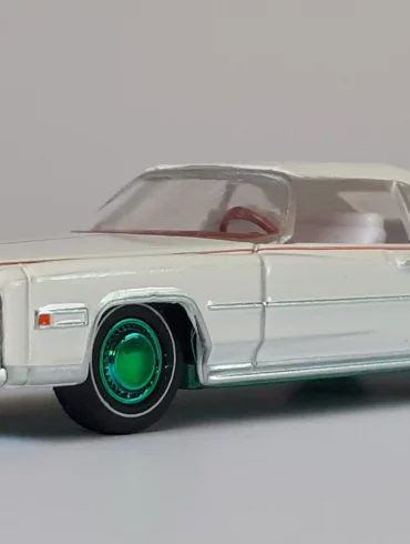 1;64 GreenLight Cadillac Eldorado Convertible 1