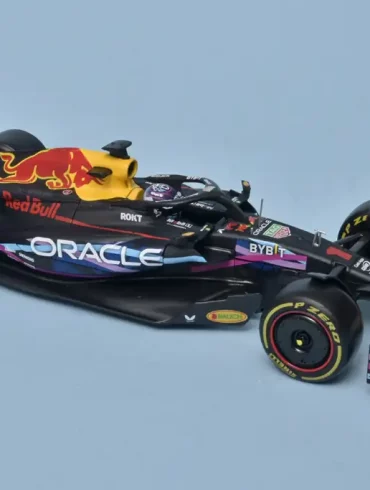 24Bburago Red Bull RB19 GP Miami 2023 Verstappen 1