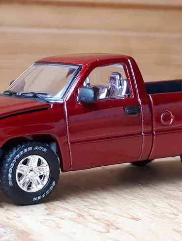 1;64 Auto World Chevrolet Silverado 1