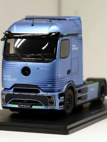 143 Eligor Mercedes Benz eActros