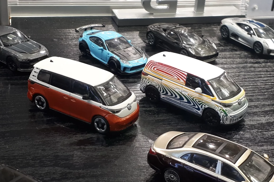 1;64 Mini GT Volkswagen ID.Buzz 1