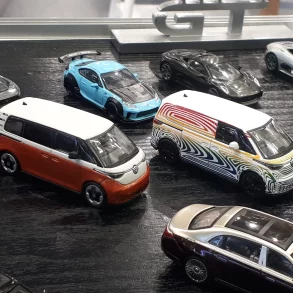 1;64 Mini GT Volkswagen ID.Buzz 1