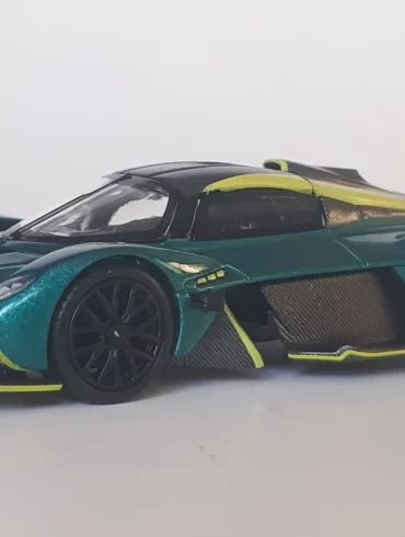 1;64 Pop Race Aston Martin Valkyrie 1