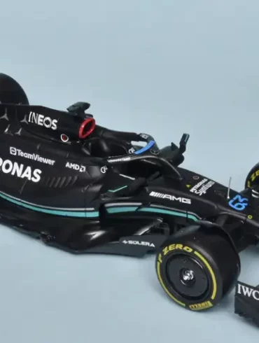 24Bburago Mercedes AMG W14 2023 + Russell 1