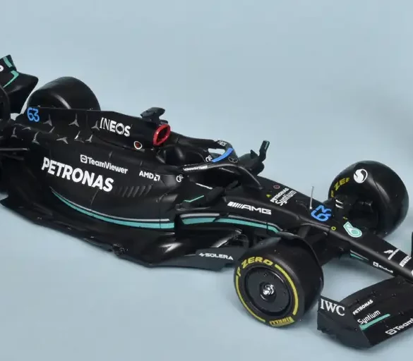24Bburago Mercedes AMG W14 2023 + Russell 1