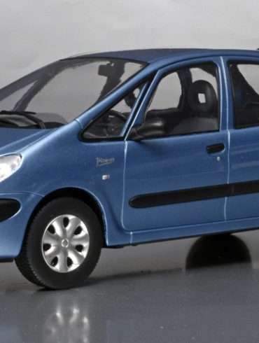 24WhiteB Citroën Xsara Picasso 1