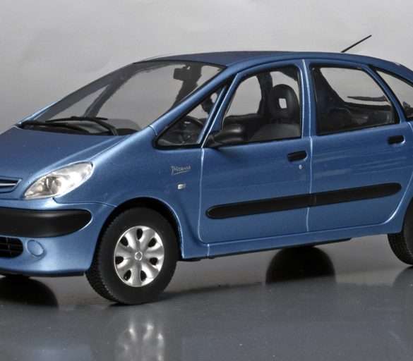 24WhiteB Citroën Xsara Picasso 1