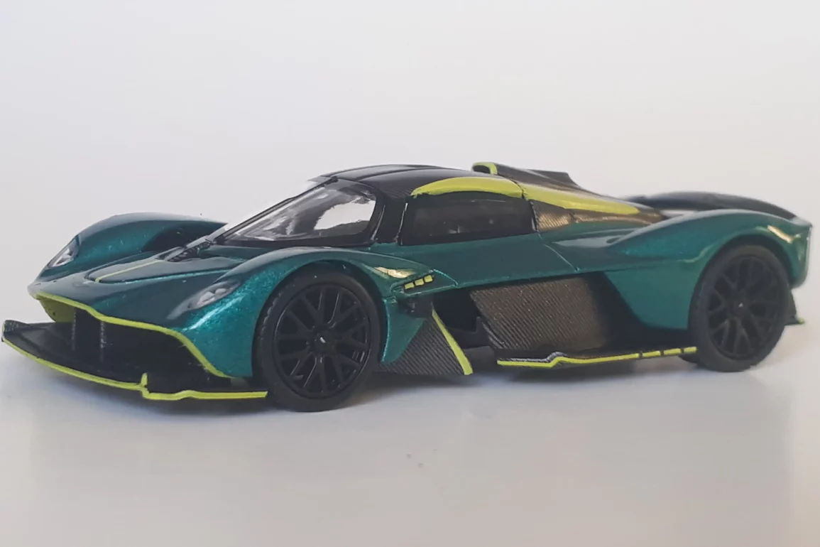 1;64 Pop Race Aston Martin Valkyrie 1