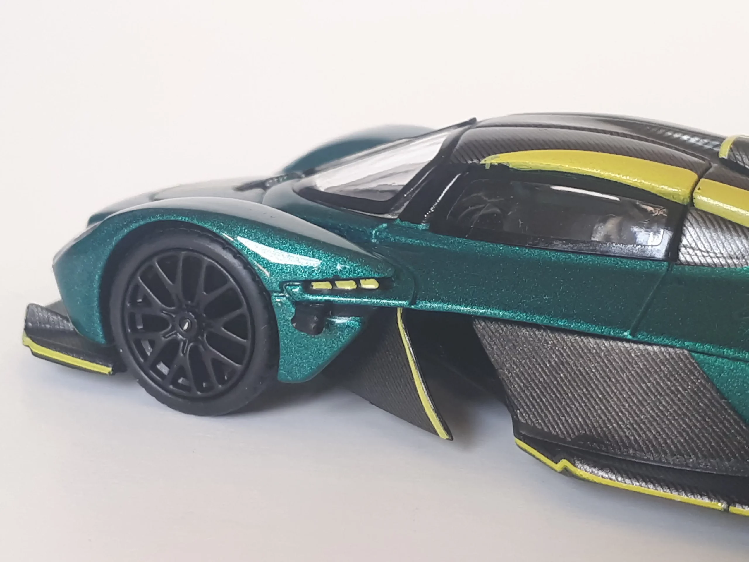 1;64 Pop Race Aston Martin Valkyrie 4