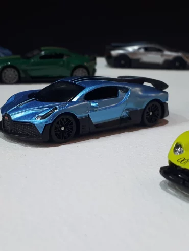 3 inch RW Die Cast Model Bugatti Divo