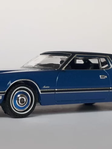 1;64 GreenLight Ford Thunderbird 1