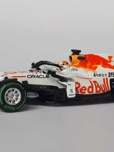 1;64 Mini GT Red Bull RB16B 1