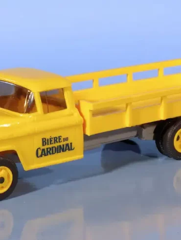 INT.Wiking 87.Chevy conventional truck Cardinal