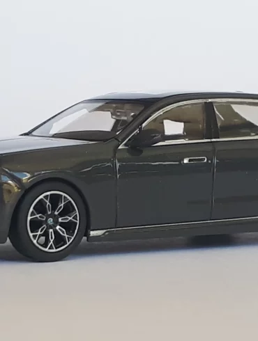 1;64 Mini GT BMW i7 xDrive60 1