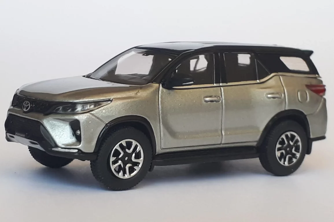 1;64 Para64 Toyota Fortuner 1