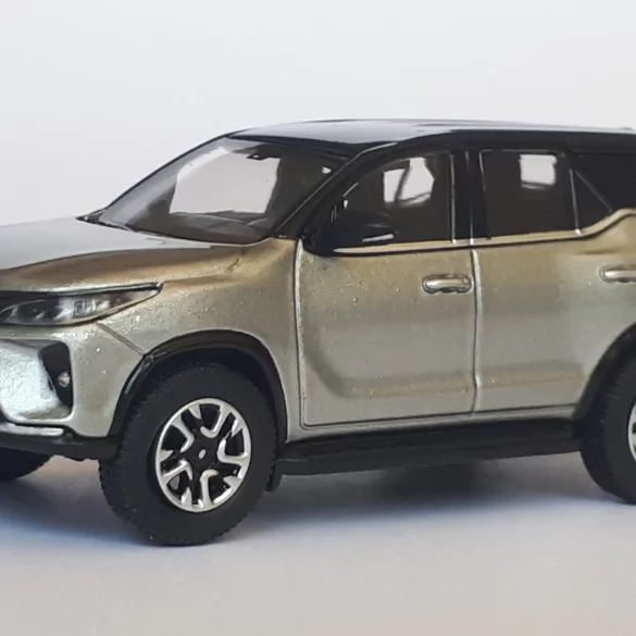 1;64 Para64 Toyota Fortuner 1