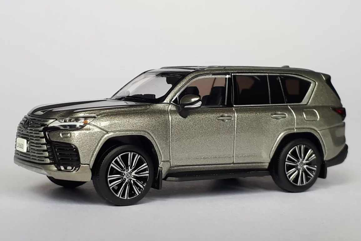 1;64 Hobby Japan Lexus LX Executive 1