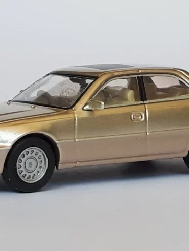 1;64 Tarmac Works Lexus LS 400 1