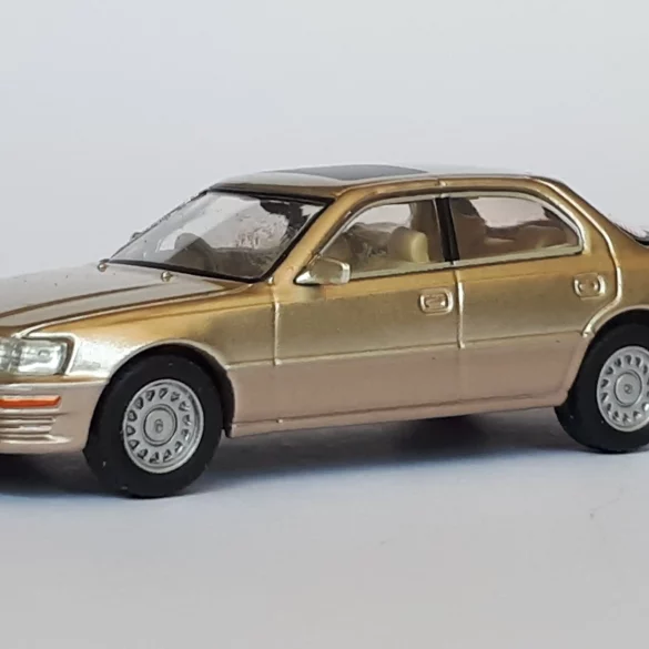 1;64 Tarmac Works Lexus LS 400 1