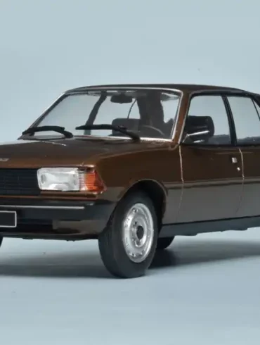 24WhiteB Peugeot 305 1977 1