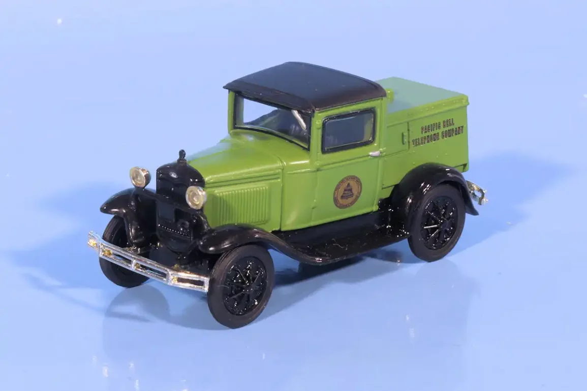 INT.Athearn 87.Ford A Pacific Bell(1)