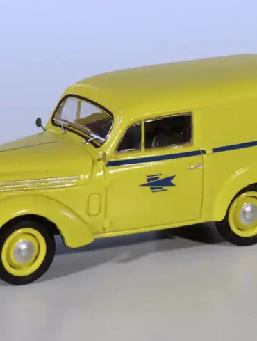 INT.REE 87.Renault Juvaquatre(1)