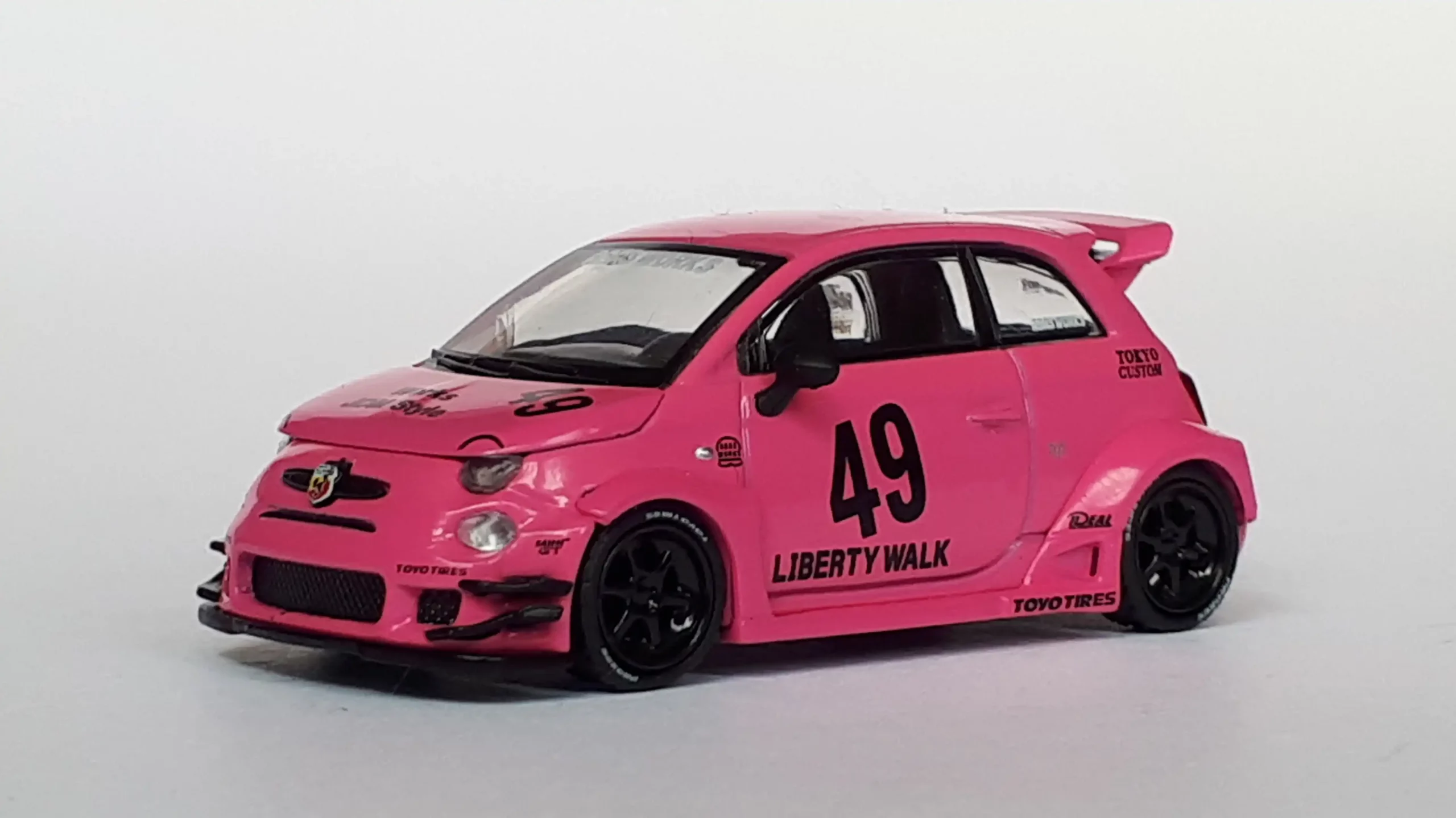 Verbouwde Abarth 595 bij Mini GT