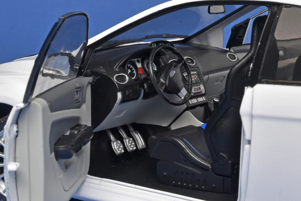 18solido Ford Focus RS Plus MK2 2009 4