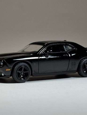 1;64 GreenLight Dodge Challenger RT 1