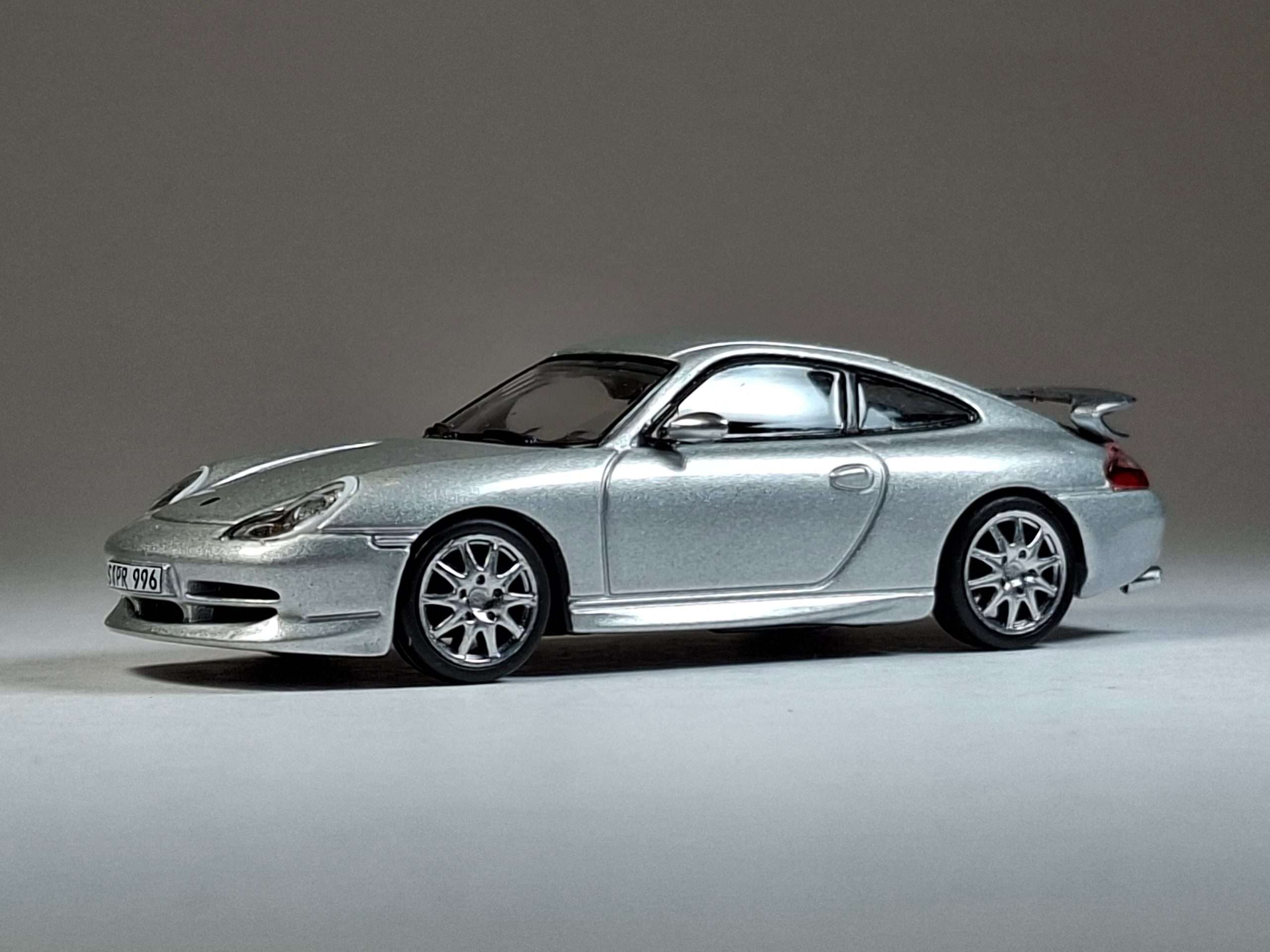 Bescheiden Porsche 911 van Tarmac Works