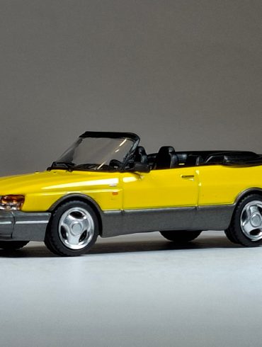 1;64 Tarmac Works Saab 900 Turbo Cabriolet 1