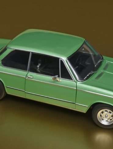 18solido BMW 1602 Taiga groen 1971 1